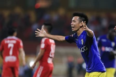 Văn Quyết (Hà Nội) ăn mừng bàn thắng vào lưới Thành phố Hồ Chí Minh. (Nguồn: Báo Tuổi Trẻ)