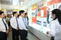 Trưởng ban Tuyên giáo Trung ương Võ Văn Thưởng và các đại biểu tham quan trưng bày và triển lãm. (Ảnh: Phương Hoa/TTXVN)