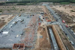 Hiện trường vụ tai nạn sập tường trong KCN Giang Điền. (Ảnh: Sỹ Tuyên/TTXVN)