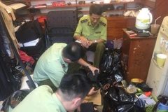 Lực lượng Quản lý thị trường Hà Nội đã tạm giữ nhiều sản phẩm có dấu hiệu giả mạo các nhãn hiệu lớn được bảo hộ tại Việt Nam. (Nguồn: dms.gov.vn)