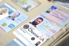 Thẻ căn cước thu giữ từ các lính đánh thuê xâm nhập lãnh thổ Venezuela với âm mưu phá hoại, được trưng bày tại Caracas. (Ảnh: AFP/TTXVN)