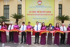 Trưởng Ban Tuyên giáo Trung ương Võ Văn Thưởng, Trưởng Ban Dân vận Trung ương Trương Thị Mai và Chủ tịch Ủy ban Trung ương Mặt trận Tổ quốc Việt Nam Trần Thanh Mẫn cùng các đại biểu cắt băng khai trương Bảo tàng. (Ảnh: TTXVN)