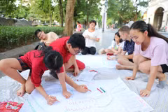 Các em nhỏ tham gia các hoạt động vui chơi tại phố đi bộ hồ Gươm. (Ảnh: Thành Đạt/TTXVN)