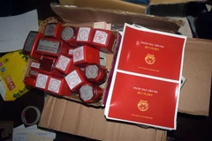 Tang vật làm giả con dấu, tài liệu của cơ quan, tổ chức bị Công an tỉnh Thừa Thiên-Huế thu giữ. (Ảnh: Đỗ Trưởng/TTXVN)