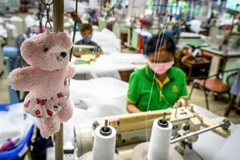 Một xưởng may các sản phẩm bảo hộ cá nhân tại Bangkok, Thái Lan. (Ảnh: AFP/TTXVN)