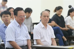 Bị cáo Trần Văn Minh, cựu Chủ tịch UBND thành phố Đà Nẵng, và các bị cáo tại phiên tòa. (Ảnh: Doãn Tấn/TTXVN)