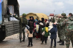 Phát hàng cứu trợ cho người dân Syria ở Abu Duhur, tỉnh Idlib. (Ảnh: AFP/TTXVN)