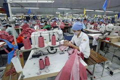 Công nhân sản xuất sản phẩm may mặc. Ảnh minh họa. (Ảnh: Phạm Kiên/TTXVN)
