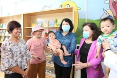 Phó Chủ tịch nước Đặng Thị Ngọc Thịnh thăm và động viên các bệnh nhi ung thư đang điều trị tại Bệnh viện K cơ sở Tân Triều. (Ảnh: Dương Giang/TTXVN)