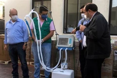 Bộ trưởng Y tế Bolivia Marcelo Navajas (phải) trong lễ bàn giao các máy trợ thở tại một bệnh viện ở Santa Cruz, Bolivia ngày 19/5. (Ảnh: AFP/TTXVN)