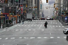 Giao thông thưa thớt tại một tuyến phố ở New York, Mỹ do dịch COVID-19. (Ảnh: AFP/TTXVN)
