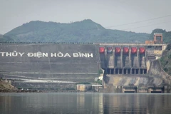 Mực nước ở hồ thủy điện chỉ cách mực nước chết 7m. (Ảnh: Trọng Đạt/TTXVN)