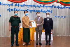 Đại sứ quán và cộng đồng người Việt tại Myanmar buổi ủng hộ Vùng Yangon chống dịch COVID-19. (Ảnh: TTXVN phát)