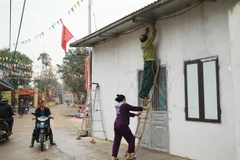 Người dân Đồng Tâm chỉnh trang nhà cửa. (Ảnh: Doãn Tấn/TTXVN)