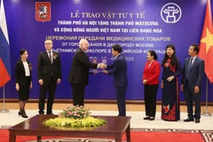 Chủ tịch Thành phố Hà Nội Nguyễn Đức Chung trao vật tư y tế của Thành phố Hà Nội cho Đại sứ Liên bang Nga tại Việt Nam Konstantin Vasilievich Vnukov. (Ảnh: Dương Giang/TTXVN)