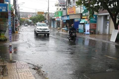 Mưa dông đem đến không khí mát mẻ cho người dân. (Ảnh: Trần Xuân Tình/TTXVN)