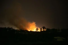 Khói lửa bốc ngùn ngụt sau một vụ nã pháo tại Salah Al-Din ở Tripoli ngày 9/5.( Ảnh: THX/TTXVN)