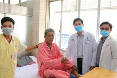 Niềm vui của bác sỹ, bệnh nhân và người nhà khi bệnh nhân chuẩn bị được xuất viện. (Ảnh: TTXVN phát)