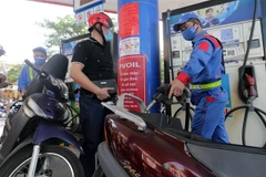 Mua bán xăng dầu tại cửa hàng kinh doanh xăng dầu PVOIL Thái Thịnh, Đống Đa, Hà Nội. (Ảnh: Trần Việt/TTXVN)