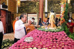 Ủy viên Bộ Chính trị, Phó Thủ tướng Thường trực Chính phủ Trương Hòa Bình thực hiện nghi lễ tắm Phật nhân dịp Đại lễ Phật đản. (Ảnh: Xuân Khu/TTXVN)