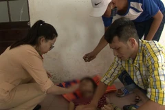 Cảnh sát giao thông sơ cứu người phụ nữ. (Nguồn: Báo Thừa Thiên-Huế)