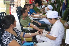 Đông đảo người dân tham gia hiến máu tình nguyện. (Ảnh: Phương Vy/TTXVN)