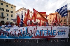 Người dân Italy tuần hành ủng hộ Hy Lạp nói "Không" với kế hoạch kinh tế khắc khổ. (Nguồn: AFP/TTXVN)