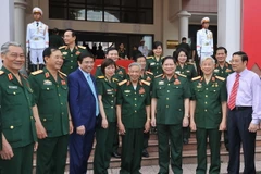 Thượng tướng Ngô Xuân Lịch, nguyên Tổng Bí thư Lê Khả Phiêu và các đại biểu dự Đại hội Đảng bộ cơ quan Tổng cục Chính trị. (Ảnh: Trọng Đức/TTXVN)