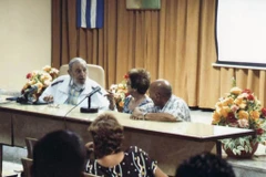 Lãnh tụ Fidel Castro làm việc với các chuyên gia ngành công nghiệp phomát. (Nguồn: Granma)