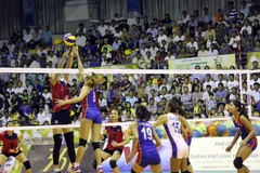 Pha tranh bóng trên lưới của hai đội Việt Nam và Philippines. (Ảnh: Nguyễn Thanh Liêm/TTXVN)