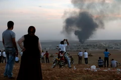 Khói bốc lên từ thị trấn Kobane sau một cuộc tấn công. (Nguồn: Reuters)