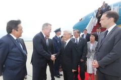 Quyền Trợ lý Ngoại trưởng Hoa Kỳ Scot Marciel, Cục trưởng Lễ tân Peter Selfridge, Đại sứ Hoa Kỳ tại Việt Nam Ted Osius và đại diện chính quyền đón Tổng Bí thư Nguyễn Phú Trọng. (Ảnh: Trí Dũng/TTXVN)