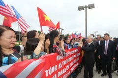 Cán bộ, nhân viên Đại sứ quán và đại diện cộng đồng người Việt tại Hoa Kỳ đón Tổng Bí thư Nguyễn Phú Trọng. (Ảnh: Trí Dũng/TTXVN)