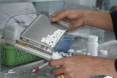 Điều trị thuốc kháng HIV (ARV). (Ảnh: Phương Vy/TTXVN)