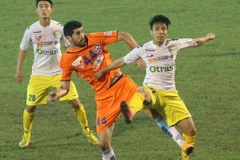 Một pha tranh bóng trong trận SHB Đà Nẵng hòa Hà Nội T&T 1-1 tại vòng 4 V-League. (Ảnh: Trần Lê Lâm/TTXVN)