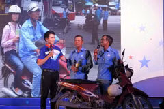 Hai bác xe ôm Huỳnh Viết Thăng Long (phải) và Hoàng Đăng Sơ (bến xe Miền Đông) chia sẻ tâm sự về hoạt động tình nguyện trong mùa Tiếp sức mùa thi 2015. (Ảnh: Hoàng Hải/TTXVN)