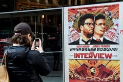 Poster phim "The Interview" bên ngoài rạp Regal tại New York, Mỹ. (Nguồn: EPA)