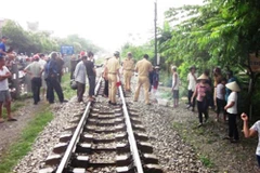 Mang nước cho mẹ đi cấy, thiếu niên chết thảm trên đường tàu