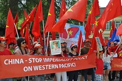 Đoàn người biểu tình trước Tổng lãnh sự quán Trung Quốc ở Munich, Đức. (Ảnh: Nguyên Đức/Vietnam+)