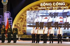 Phó Thủ tướng Nguyễn Xuân Phúc trao Huân chương Độc lập hạng Ba cho cán bộ và nhân dân thành phố Sông Công. (Ảnh: Lan Anh/TTXVN)