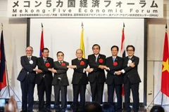 Chủ tịch JETRO Ishige (ngoài cùng bên trái) và các Trưởng đoàn chụp ảnh chung. (Ảnh: Đức Tám/TTXVN)