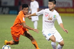 Pha tranh bóng trong trận đấu giữa Hà Nội T&T (áo trắng) với SHB Đà Nẵng. (Ảnh: Quốc Khánh/TTXVN) 