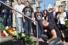 Đặt hoa tưởng niệm các nạn nhân máy bay MH17 tại Đại sứ quán Hà Lan ở thủ đô Kiev, Ukraine. (Nguồn: AFP/TTXVN)