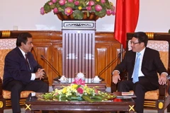 Phó Thủ tướng Phạm Bình Minh tiếp ngài Shahab Ullah. (Ảnh: Thống Nhất/TTXVN)