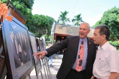 Khách trong nước và nước ngoài xem triển lãm. (Ảnh: An Đăng/TTXVN)