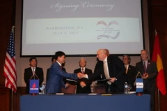  Đại diện Tập đoàn Dầu khí Việt Nam và Tập đoàn Murphy Oil ký Thỏa thuận hợp tác dầu khí nhằm phát triển kinh doanh tại Việt Nam, Hoa Kỳ và các nước thứ ba. (Ảnh: Trí Dũng/TTXVN)