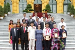 Phó Chủ tịch nước Nguyễn Thị Doan chụp ảnh chung với các đại biểu. (Ảnh: Phương Hoa/TTXVN)