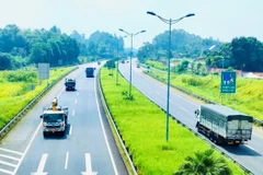 Phương tiện lưu thông trên tuyến đường cao tốc được đưa vào khai thác và vận hành. (Ảnh: PV/Vietnam+)