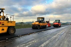 Nhà thầu thi công thảm nhựa mặt đường một đoạn tuyến Cao tốc Bắc-Nam phía Đông. (Ảnh: Việt Hùng/Vietnam+)