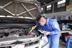 Nhân viên đăng kiểm thực hiện quy trình kiểm định xe cơ giới. (Ảnh: Minh Hiếu/Vietnam+)
